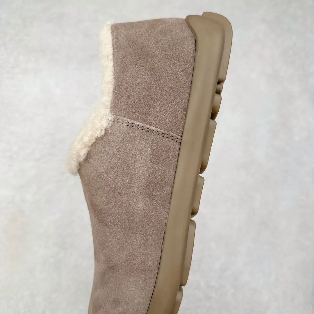 Pick up locally💰520 UGG 1688 Little Potato all-inclusive autumn and winter sheep fur integrated snow boots. All shoes are made from the same factory as ZP. Longfeng A-grade Australian imported sheep fur integrated brand OEM production line. Fully follow the ZP process. OEM original pattern maker adheres to the principle of no original shoes and no development selection. Pay attention to every detail. The most authentic version on the market TREADLITE "Light Wing" technology outsole Lightweight/durable/flexible/pile size: 35 36 37 38 39 40 Coding: by2936090